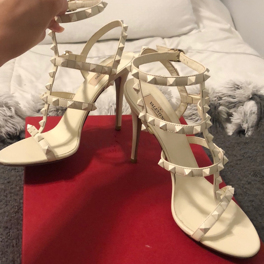 🛑 SOLD🛑Valentino Garavani Rockstud T-Strap Caged - Picture 2 of 8